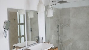 تجهيزات دش، مجففات شعر، مراحيض شطف، مناشف