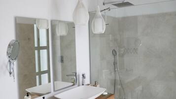 Ducha, secador de pelo, bidé y toallas