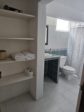 Douche, séchoir à cheveux, serviettes fournies, savon