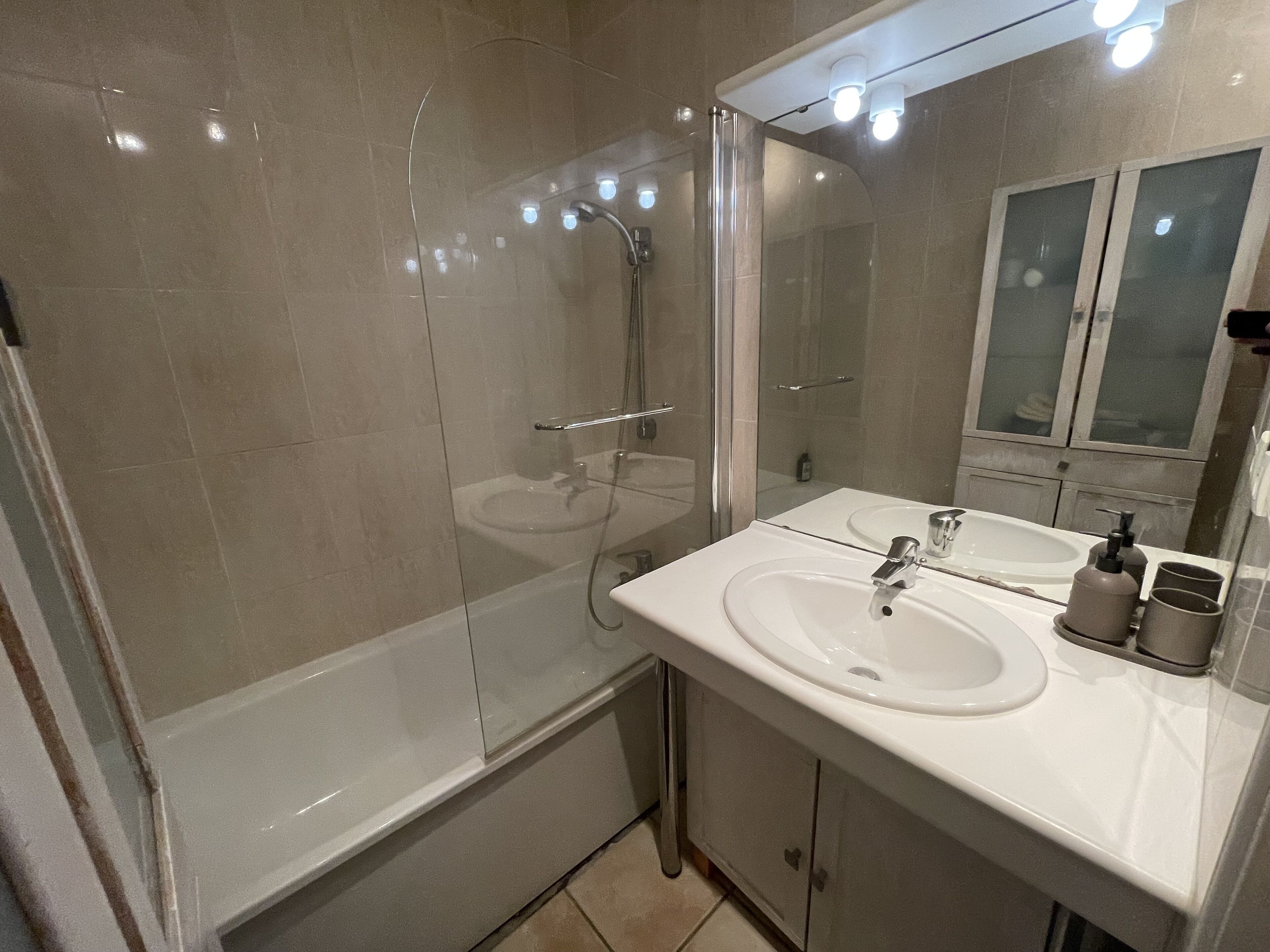 Badkar/dusch, hårtork, handdukar och tvål