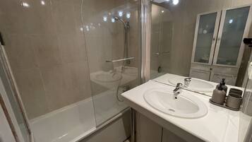 Combined shower/bathtub, hair dryer, towels, soap