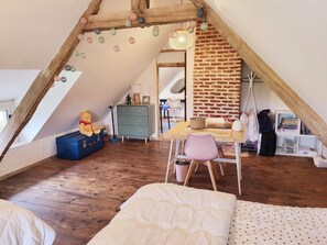 3 bedrooms, iron/ironing board, WiFi, bed sheets