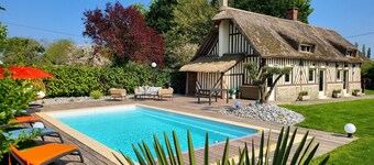 Beautiful cottage with heated pool, sleeps 8