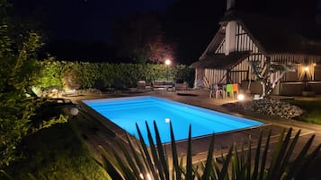 Een buitenzwembad en een verwarmd zwembad