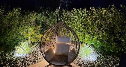 Beautiful cottage with heated pool, sleeps 8