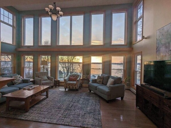 Smart TV, chimenea, videojuegos y reproductor de DVD