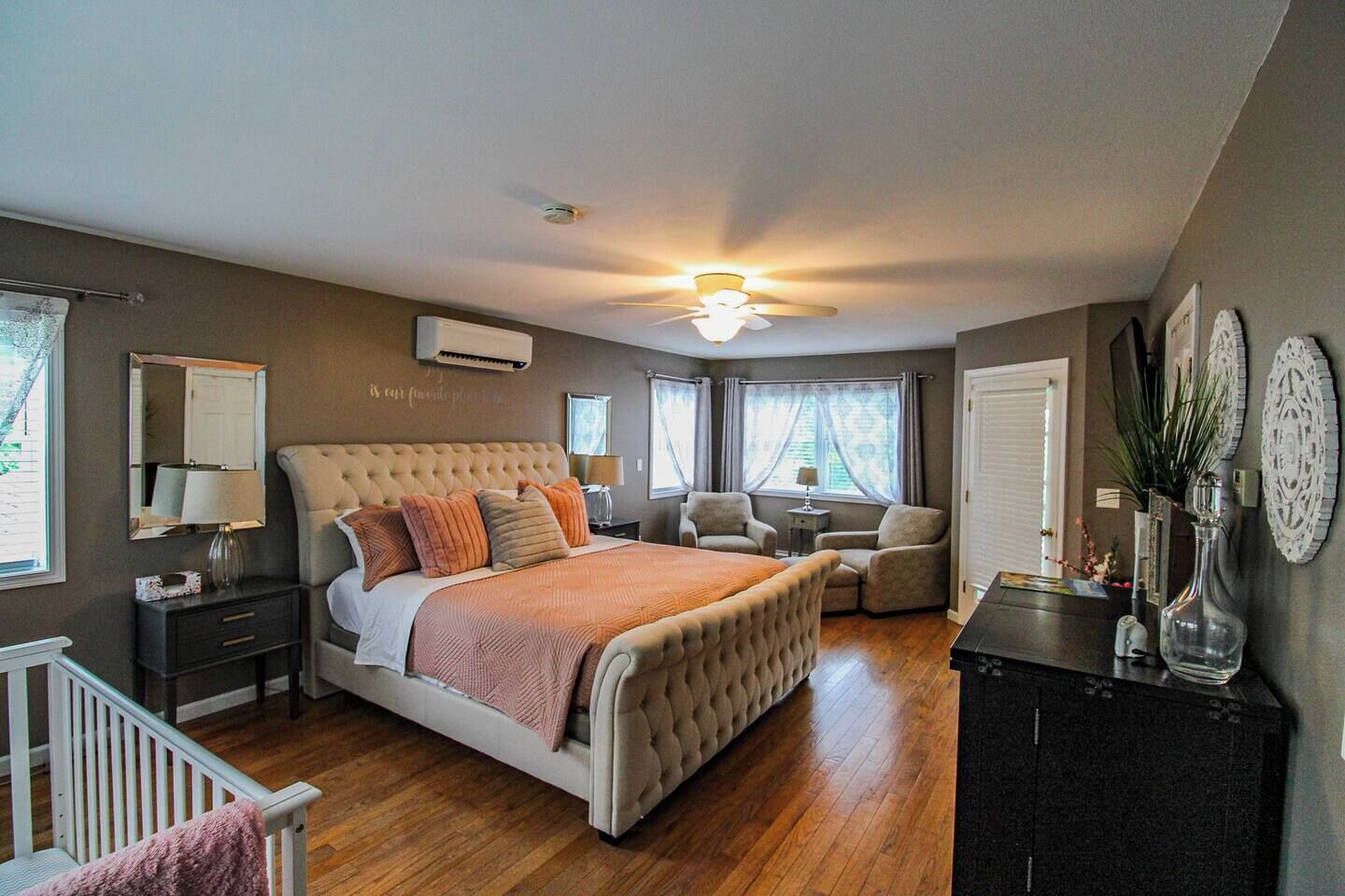 6 camere, una scrivania, ferro/asse da stiro, culla da viaggio