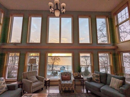 200' of private waterfront, hot tub & kayaks