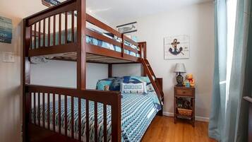 6 quartos, escrivaninha, ferros/tábuas de passar roupa, berço de viagem