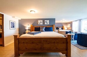 6 Schlafzimmer, Schreibtisch, Bügeleisen/Bügelbrett, Reisekinderbett