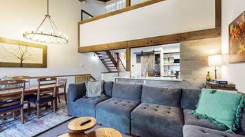 Een televisie, een open haard en een stereo