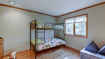 6 bedrooms, desk, iron/ironing board, free WiFi