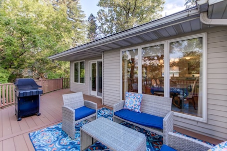 Outdoor dining. LAKESIDE PARADISE:6BR/12 Bed/3.5bath/Games/Swim/Bonfire/Arcade--Battle Lake 5min