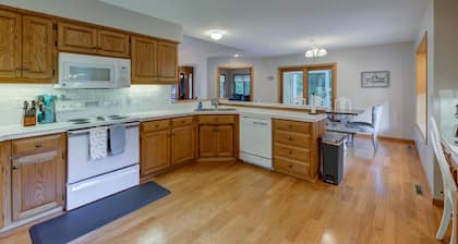 LAKESIDE PARADISE:6BR/12 Bed/3.5bath/Games/Swim/Bonfire/Arcade--Battle Lake 5min