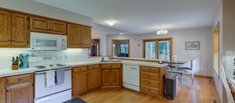 LAKESIDE PARADISE:6BR/12 Bed/3.5bath/Games/Swim/Bonfire/Arcade--Battle Lake 5min