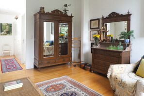 Apartamento clásico | 2 dormitorios, cortinas opacas, tabla de planchar con plancha