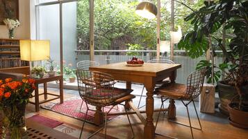 Departamento clásico | Área de sala de estar | Televisión LED de 52 cm con canales por cable y televisión