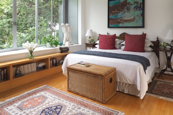 Apartamento clásico | 2 dormitorios, cortinas opacas, tabla de planchar con plancha