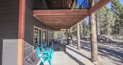 Premier Island Park Retreat - 6 BR, Climbing Wall, Game Room, Sleeps 15, Garage