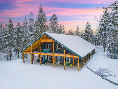 Premier Island Park Retreat - 6 BR, Climbing Wall, Game Room, Sleeps 15, Garage