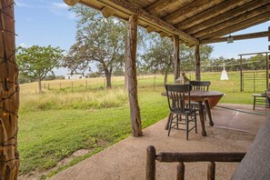 Outdoor dining - Doe Creek Horse Ranch in Bandera (Bandera)