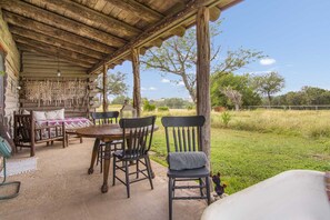 Outdoor dining - Doe Creek Horse Ranch in Bandera (Bandera)