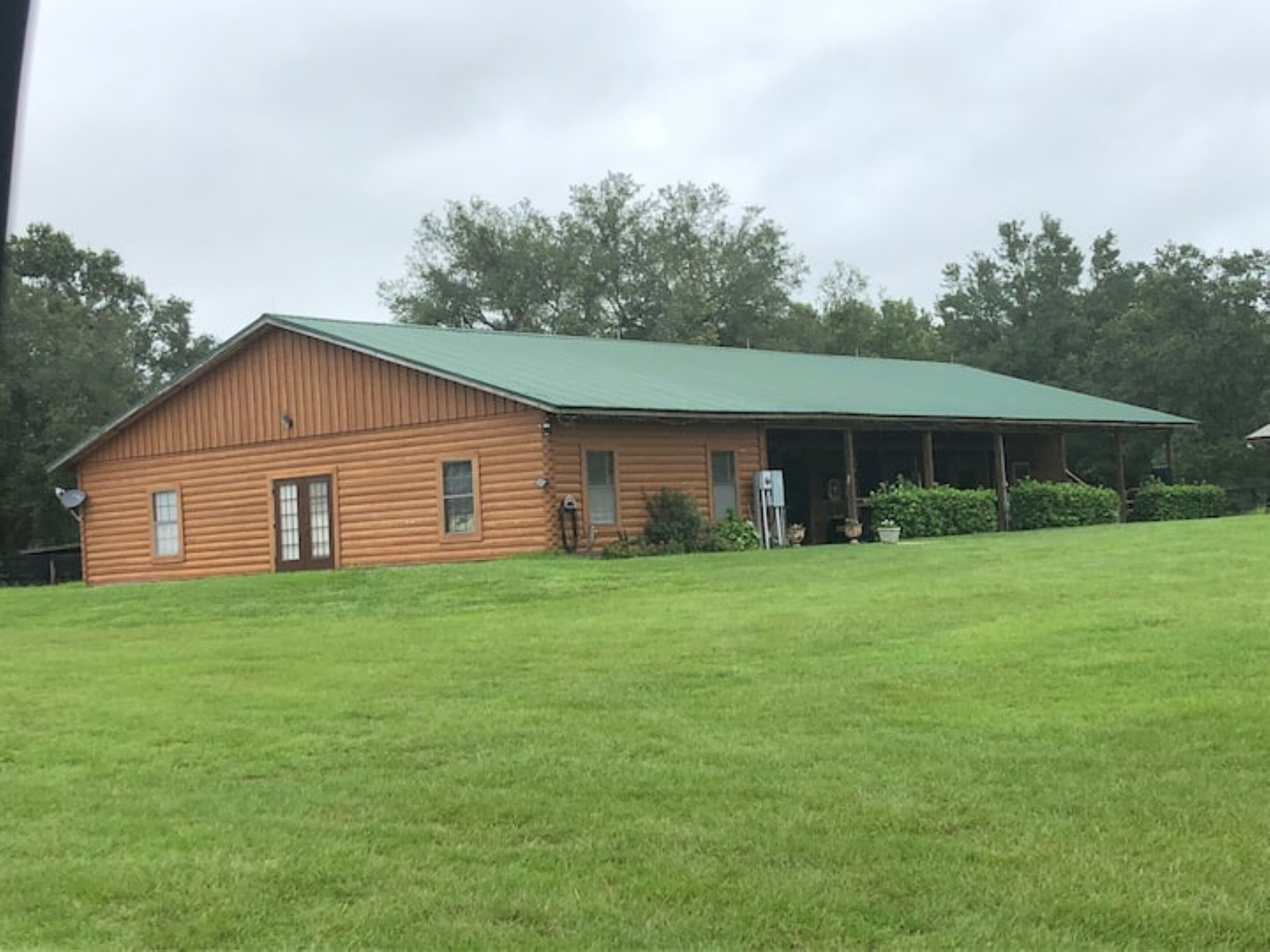 Log cabin on a lush 15 acre private horse farm