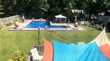 Una piscina al aire libre, una piscina climatizada