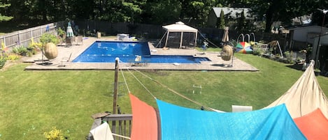 Una piscina al aire libre, una piscina climatizada