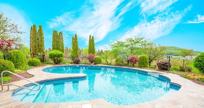 Beautiful modern villa with pool suana hot tub...