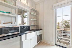 Refrigerador, microondas, lavavajillas y cafetera y tetera