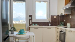 Una cocina moderna con comedor, ventanas amplias y vistas a las montañas.