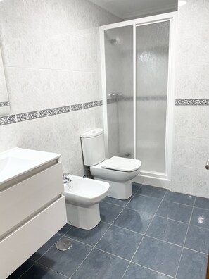 Shower, bidet, shampoo