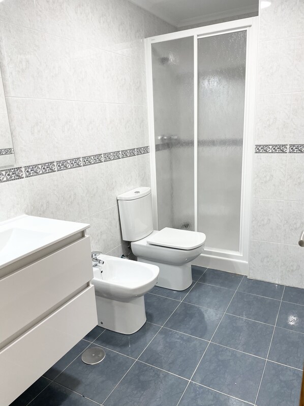 Douche, bidet, shampooing