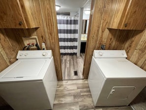 Sèche-cheveux, serviettes fournies