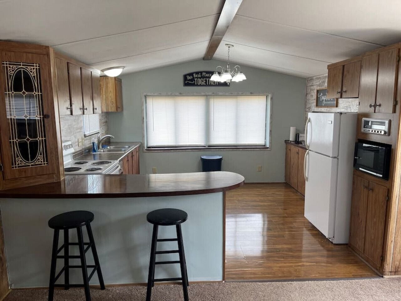 Fridge, microwave, oven, coffee/tea maker