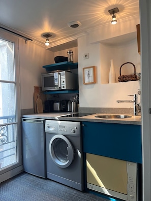 Fridge, microwave, stovetop, dishwasher