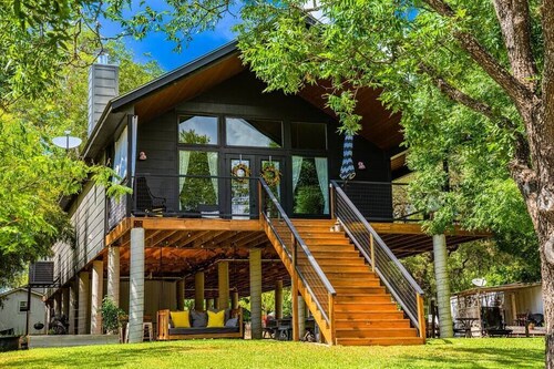 Riverfront Retreat · Walk to Dining · 2 Kings · Deck ·