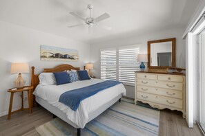 3 bedrooms, desk, iron/ironing board, travel cot - May-September Special Promotions! Mins Drive to Beach, Shops & Restaurants! (Naples)