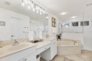 Combined shower/bathtub, hair dryer, towels - May-September Special Promotions! Mins Drive to Beach, Shops & Restaurants! (Naples)