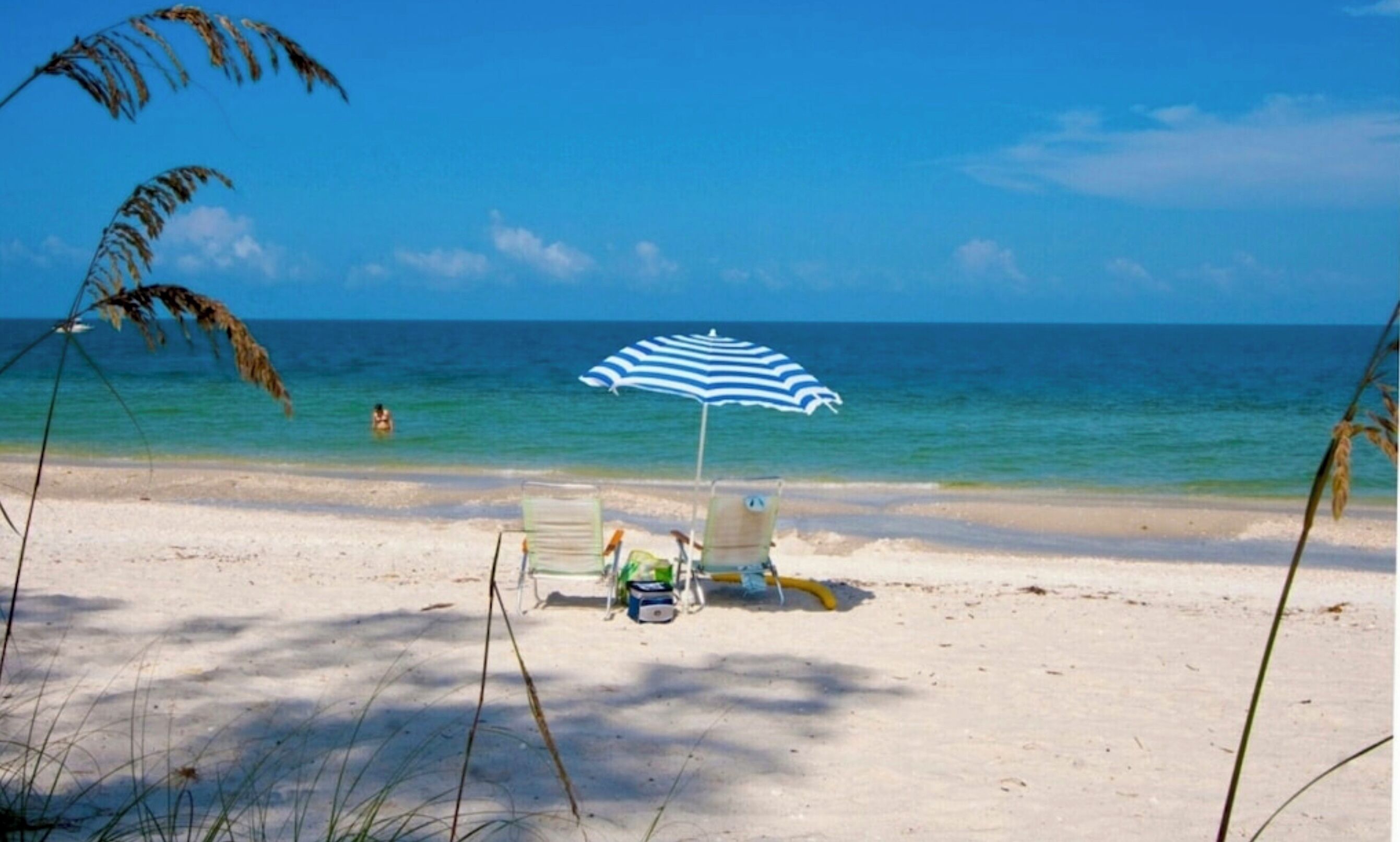 Beach nearby, sun loungers, beach towels