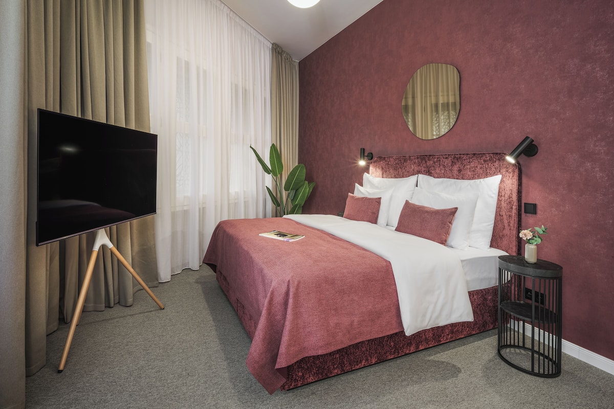 Comfort Studio | Hypo-allergenic bedding available, in-room safe, soundproofing