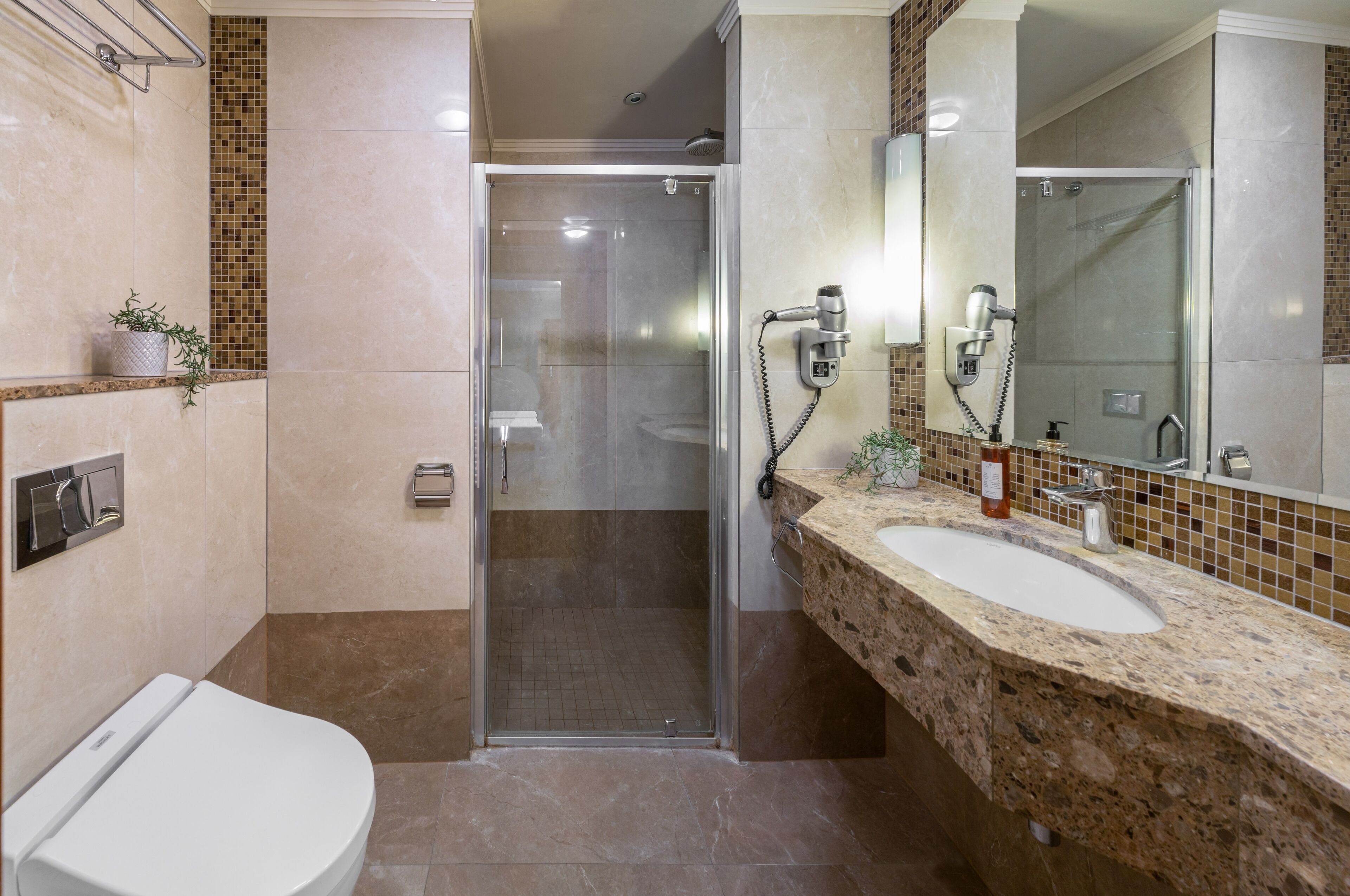Ein modernes Badezimmer mit Dusche, Toilette und Waschbecken.