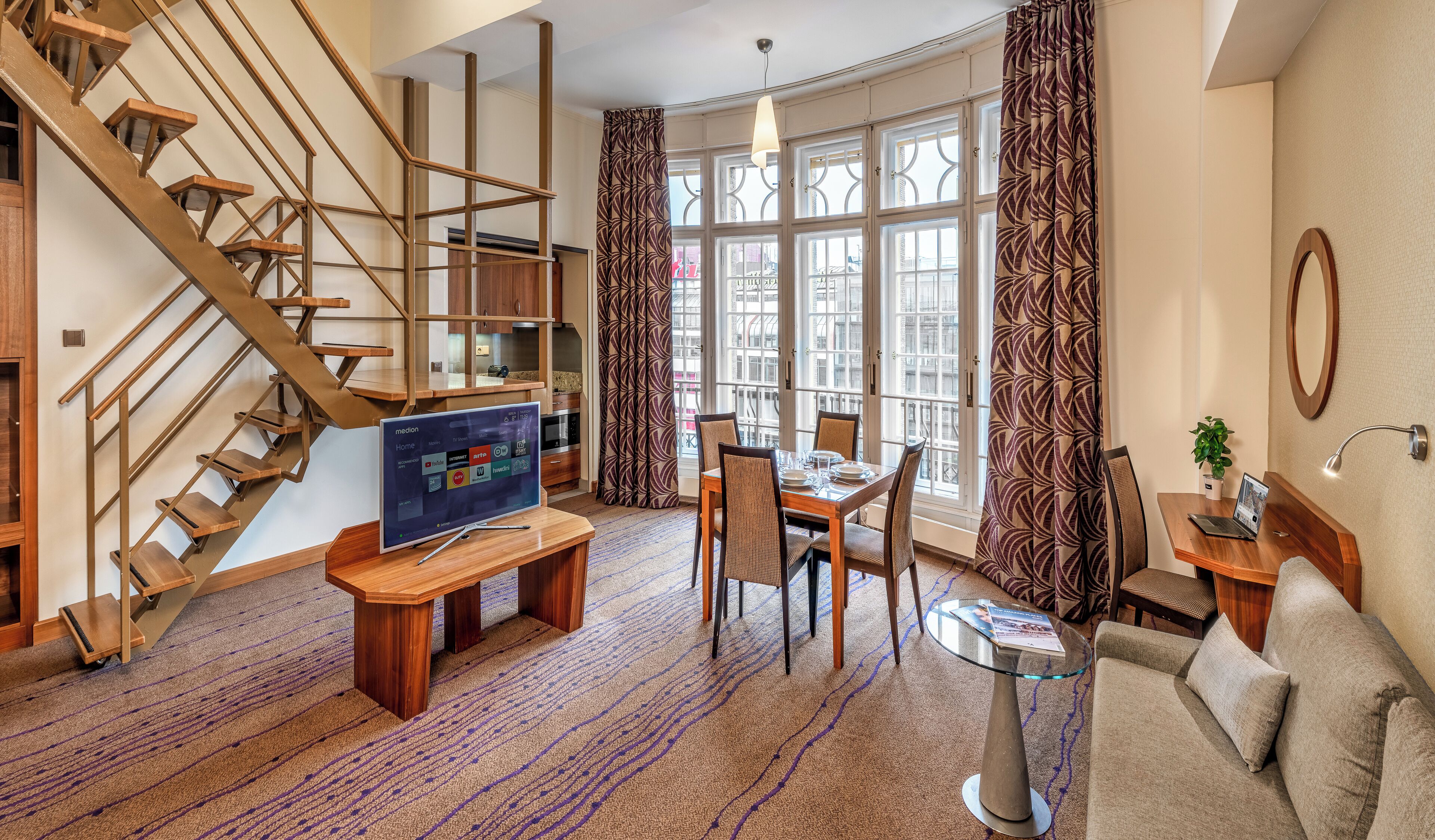 Ropa de cama hipoalergénica y caja de seguridad en la habitación 