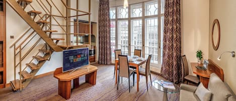 Ropa de cama hipoalergénica y caja de seguridad en la habitación