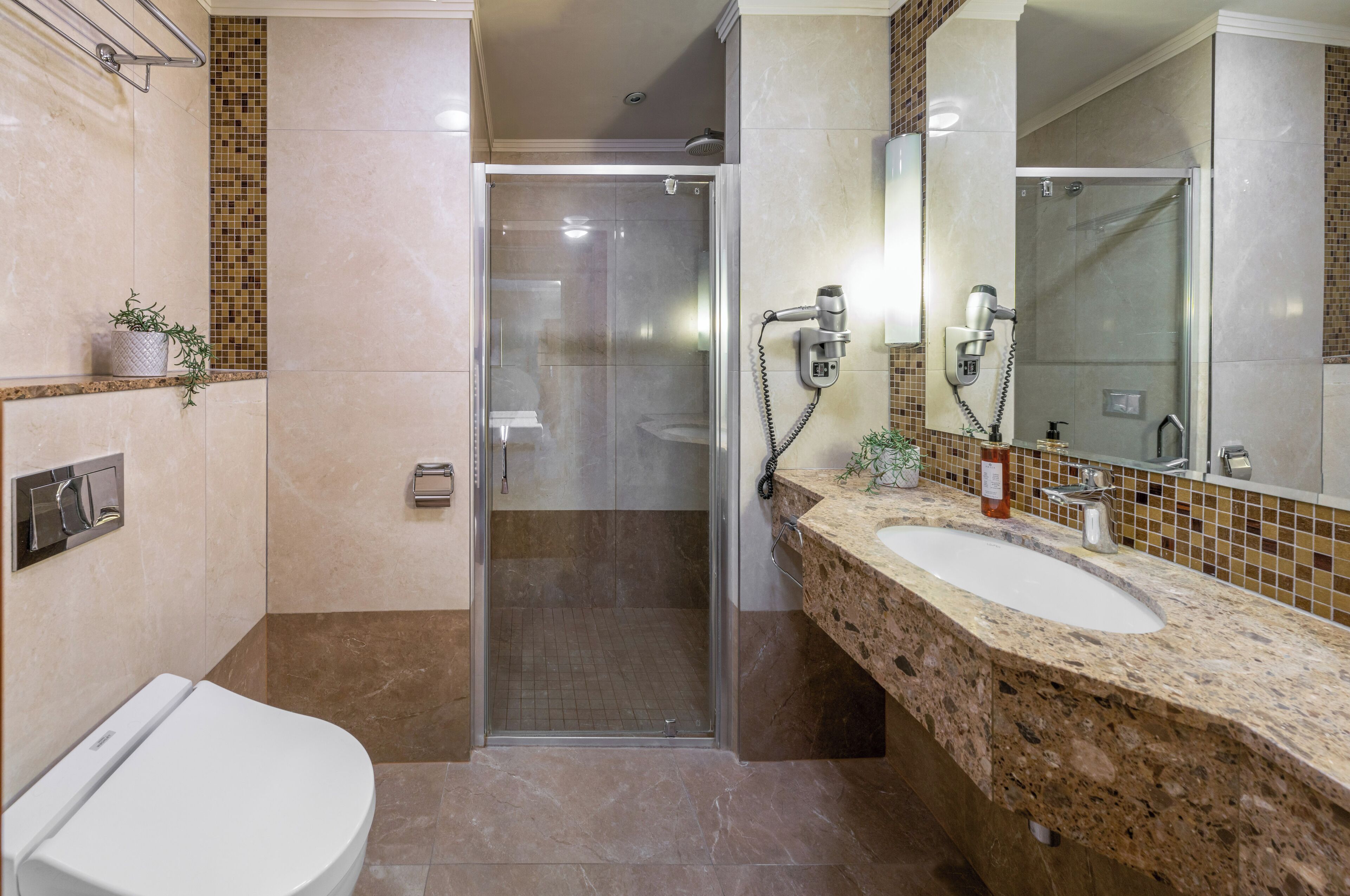 Loft | Baño | Regadera, amenidades de baño de diseñador, toallas, papel de baño 