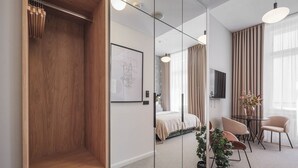 Une chambre moderne avec une armoire en bois, un lit, un bureau et une chaise.