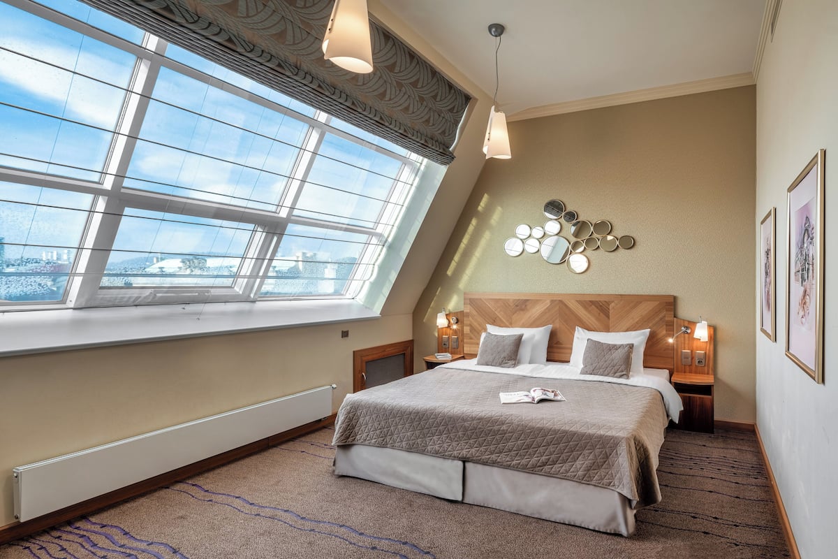 Hypo-allergenic bedding available, in-room safe, soundproofing