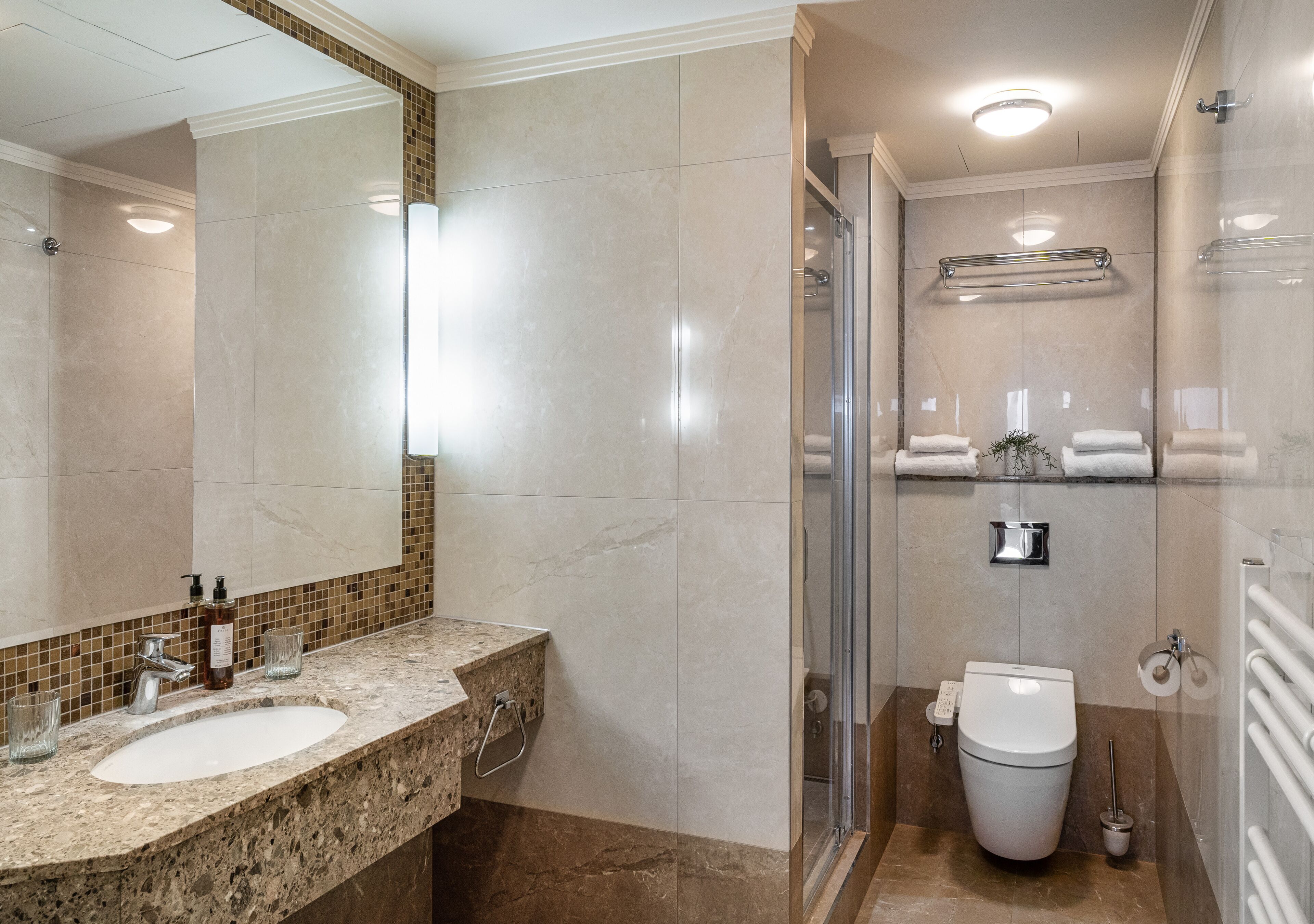Superior Suite | Bathroom