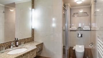 Superior Suite | Bathroom
